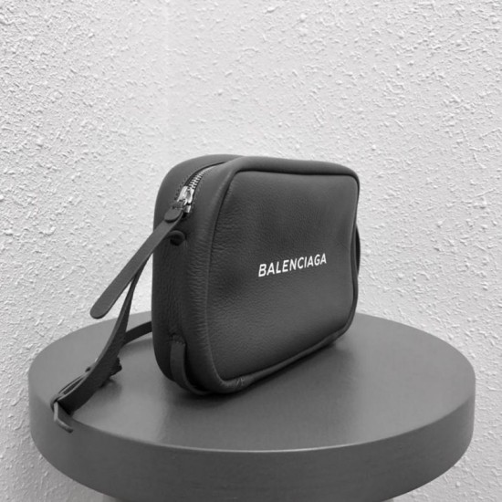 Borsa per fotocamera piccola Balenciaga Everyday liscia vitello nera Dupe Perfetta Cloni Firmate Borsa per fotocamera piccola Balenciaga Everyday liscia vitello nera imitazioni