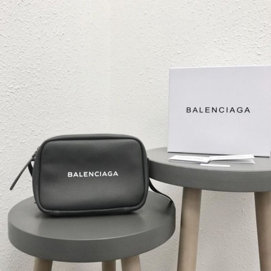 Borsa per fotocamera piccola Balenciaga Everyday liscia vitello nera Dupe Perfetta Cloni Firmate Borsa per fotocamera piccola Balenciaga Everyday liscia vitello nera imitazioni