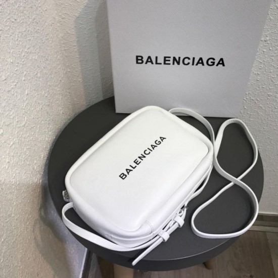 Borsa piccola per fotocamera Balenciaga Everyday liscia vitello beige Dupe Perfetta Cloni Firmate Borsa piccola per fotocamera Balenciaga Everyday liscia vitello beige imitazioni