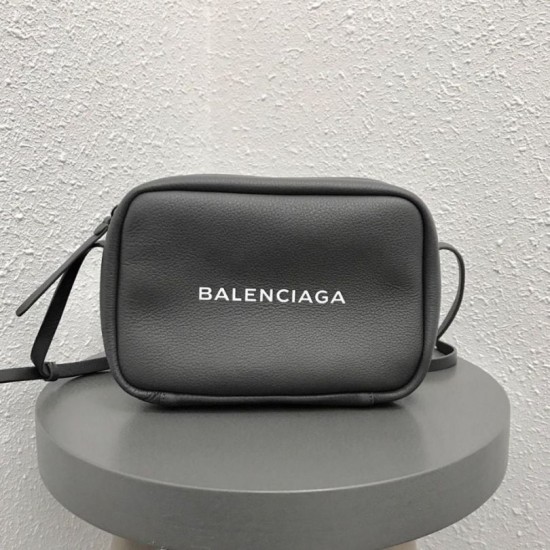 Borsa per fotocamera piccola Balenciaga Everyday liscia vitello nera Dupe Perfetta Cloni Firmate Borsa per fotocamera piccola Balenciaga Everyday liscia vitello nera imitazioni