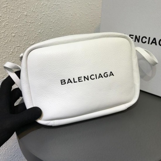 Borsa piccola per fotocamera Balenciaga Everyday liscia vitello beige Dupe Perfetta Cloni Firmate Borsa piccola per fotocamera Balenciaga Everyday liscia vitello beige imitazioni