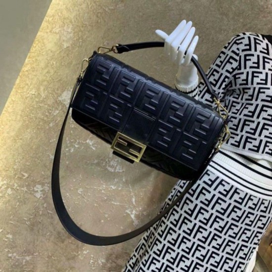 Replica Borsa baguette grande con logo FF nera Outlet Borsa baguette grande con logo FF nera imitazioni perfette