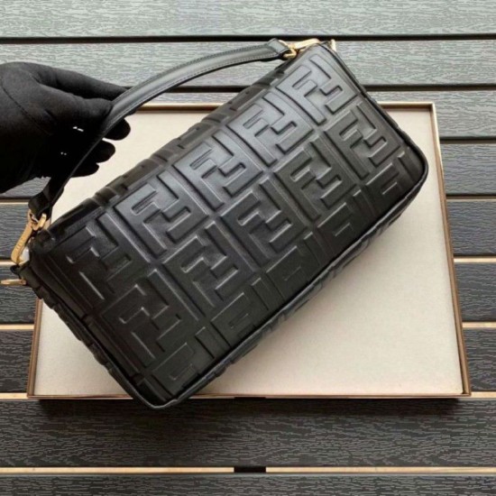Replica Borsa baguette grande con logo FF nera Outlet Borsa baguette grande con logo FF nera imitazioni perfette