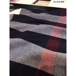 Classic Large Check Sciarpa Navy di Cashmere Classic Large Check Sciarpa Navy di Cashmere