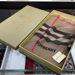 Replica Scialle in cashmere con motivo check classico Burberry marrone Outlet Scialle in cashmere con motivo check classico Burberry marrone imitazioni perfette