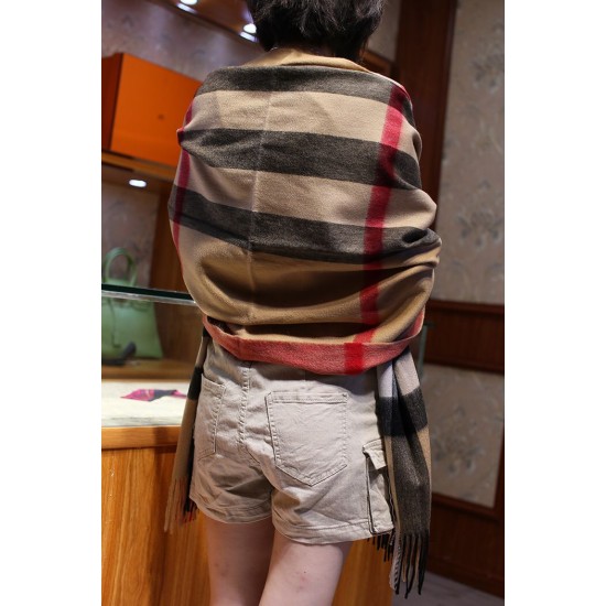 Replica Pari Scialle in cashmere con motivo check classico Burberry 70 x 200 marrone Outlet Pari replica Scialle in cashmere con motivo check classico Burberry 70 x 200 marrone imitazioni perfette