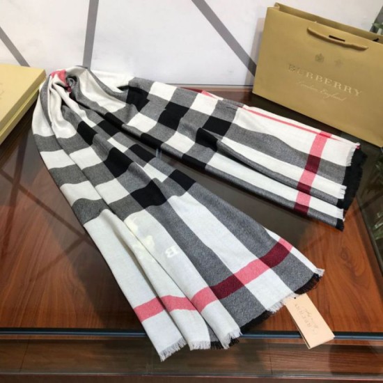 Replica Scialle in cashmere con motivo check classico Burberry 70 x 200 nero Outlet Scialle in cashmere con motivo check classico Burberry 70 x 200 nero imitazioni perfette