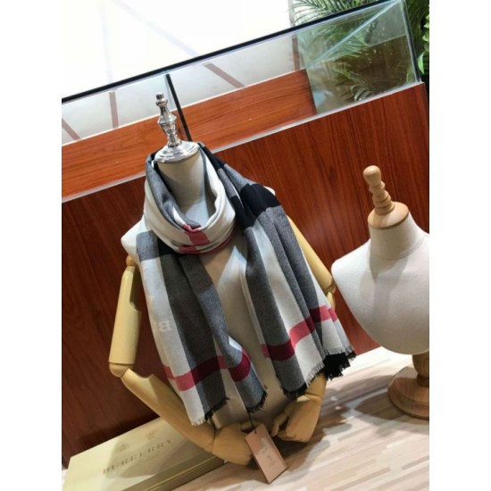 Replica Scialle in cashmere con motivo check classico Burberry 70 x 200 nero Outlet Scialle in cashmere con motivo check classico Burberry 70 x 200 nero imitazioni perfette