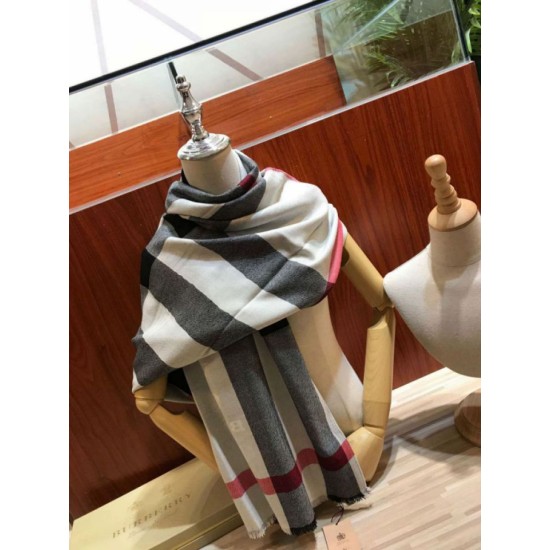 Replica Scialle in cashmere con motivo check classico Burberry 70 x 200 nero Outlet Scialle in cashmere con motivo check classico Burberry 70 x 200 nero imitazioni perfette