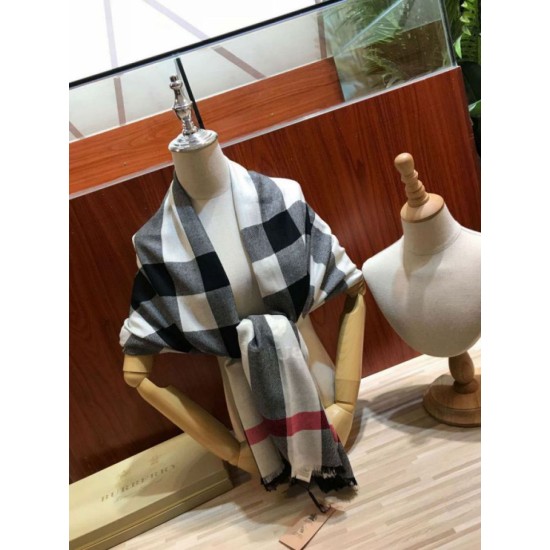 Replica Scialle in cashmere con motivo check classico Burberry 70 x 200 nero Outlet Scialle in cashmere con motivo check classico Burberry 70 x 200 nero imitazioni perfette