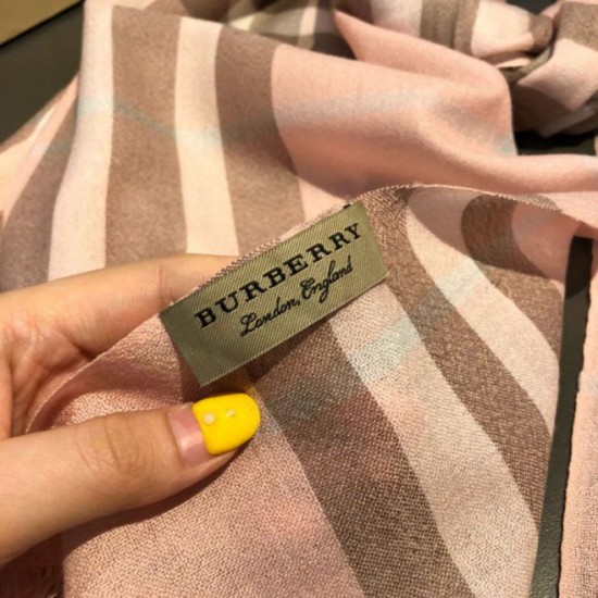 Replica Alta gamma Scialle in cashmere con motivo check classico Burberry 70 x 220 rosa Outlet Alta gamma replica Scialle in cashmere con motivo check classico Burberry 70 x 220 rosa imitazioni perfette