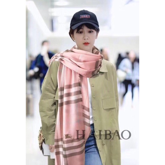 Replica Alta gamma Scialle in cashmere con motivo check classico Burberry 70 x 220 rosa Outlet Alta gamma replica Scialle in cashmere con motivo check classico Burberry 70 x 220 rosa imitazioni perfette