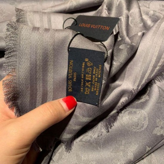 Replica Monogram Classic Shine Shawl 140 grigio Outlet Monogram Classic Shine Shawl 140 grigio imitazioni perfette