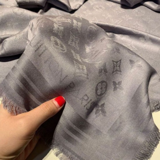 Replica Monogram Classic Shine Shawl 140 grigio Outlet Monogram Classic Shine Shawl 140 grigio imitazioni perfette