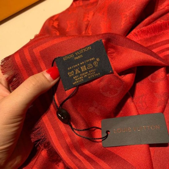 Replica Monogram Classic Shine Shawl 140 rosso Outlet Monogram Classic Shine Shawl 140 rosso imitazioni perfette