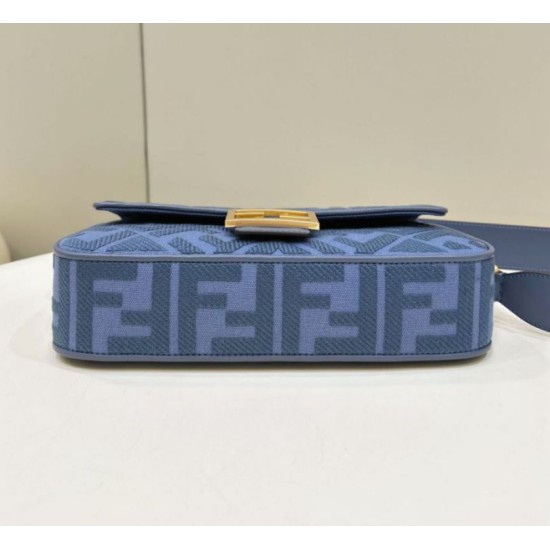 Borsa media Fendi Baguette Jacquard FF in tessuto 8BR600 Blu Replica Replica Perfette Borsa media Fendi Baguette Jacquard FF in tessuto 8BR600 Blu imitazioni