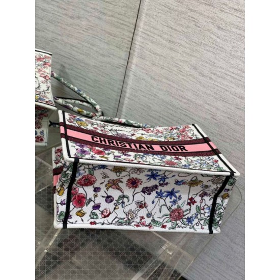 replica tote media Dior Book Tote multicolore con ricamo Florilegio bianco qualità specchio Replica Perfette tote media Dior Book Tote multicolore con ricamo Florilegio bianco imitazioni