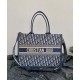 Replica Perfette Christian Dior Borsa tote media Dior Book Blu scuro Ricami Dior Oblique e pelle di vitello imitazioni