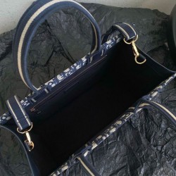 Christian Dior Borsa tote media Dior Book Blu scuro Ricami Dior Oblique e pelle di vitello Replica Replica Perfette Christian Dior Borsa tote media Dior Book Blu scuro Ricami Dior Oblique e pelle di vitello imitazioni