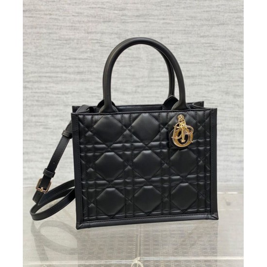 Replica Perfette Christian Dior Borsa tote Dior Book piccola Motivo Macrocannage nero con ciondoli D.I.O.R in metallo dalla finitura oro pallido imitazioni