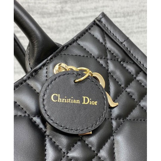 Replica Perfette Christian Dior Borsa tote Dior Book piccola Motivo Macrocannage nero con ciondoli D.I.O.R in metallo dalla finitura oro pallido imitazioni