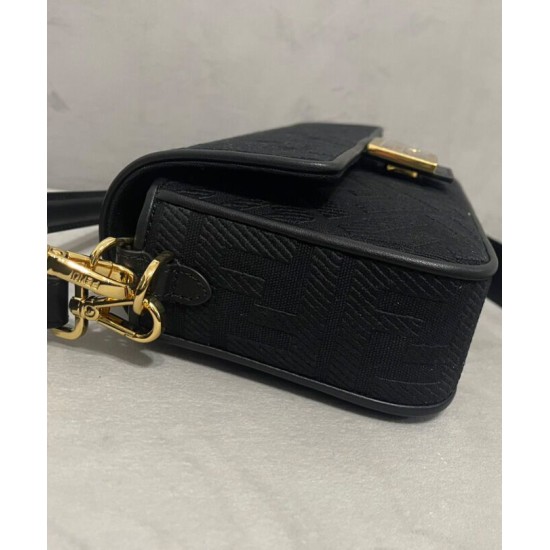Replica Borsa baguette media Fendi con motivo FF in rilievo 8BR600 nera imitazioni Miglior Prezzo Borsa baguette media Fendi con motivo FF in rilievo 8BR600 nera Replica