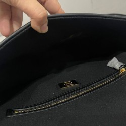 Replica Borsa baguette media Fendi con motivo FF in rilievo 8BR600 nera imitazioni Miglior Prezzo Borsa baguette media Fendi con motivo FF in rilievo 8BR600 nera Replica