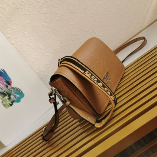 Borsa a tracolla Prada con patta granulata marrone Replica Replica Perfette Borsa a tracolla Prada con patta granulata marrone imitazioni