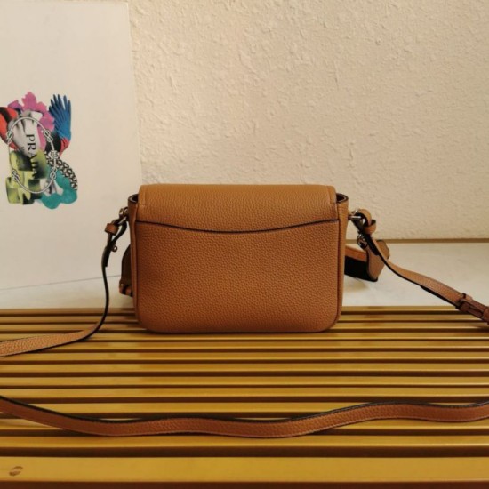Borsa a tracolla Prada con patta granulata marrone Replica Replica Perfette Borsa a tracolla Prada con patta granulata marrone imitazioni