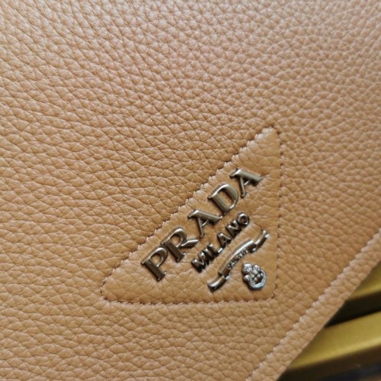 Borsa a tracolla Prada con patta granulata marrone Replica Replica Perfette Borsa a tracolla Prada con patta granulata marrone imitazioni