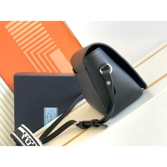 Imitazione Borsa a tracolla Prada con patta nera granulata Replica Replica Perfette Imitazione Borsa a tracolla Prada con patta nera granulata imitazioni
