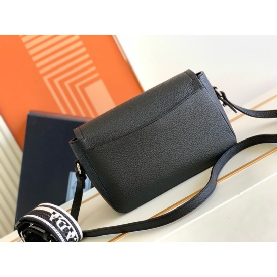 Imitazione Borsa a tracolla Prada con patta nera granulata Replica Replica Perfette Imitazione Borsa a tracolla Prada con patta nera granulata imitazioni