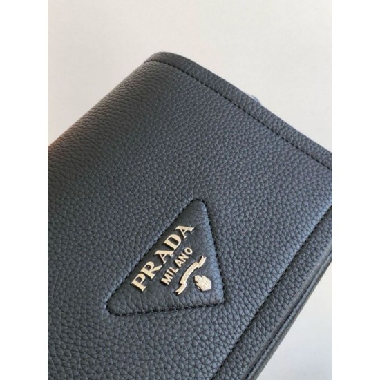 Imitazione Borsa a tracolla Prada con patta nera granulata Replica Replica Perfette Imitazione Borsa a tracolla Prada con patta nera granulata imitazioni
