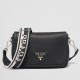 Imitazione Borsa a tracolla Prada con patta nera granulata Replica Replica Perfette Imitazione Borsa a tracolla Prada con patta nera granulata imitazioni