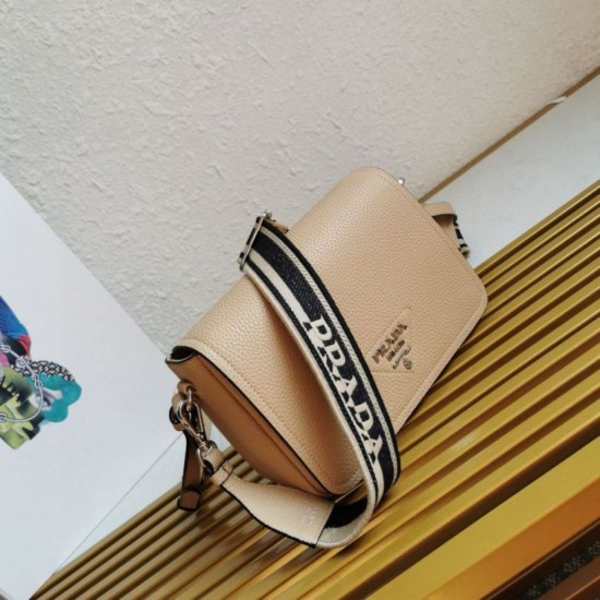 Borsa a tracolla Prada con patta granulata sabbia Replica Replica Perfette Borsa a tracolla Prada con patta granulata sabbia imitazioni