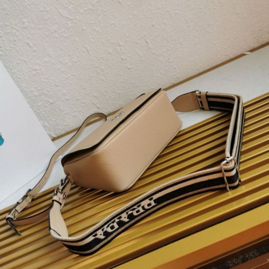 Borsa a tracolla Prada con patta granulata sabbia Replica Replica Perfette Borsa a tracolla Prada con patta granulata sabbia imitazioni