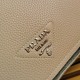 Borsa a tracolla Prada con patta granulata sabbia Replica Replica Perfette Borsa a tracolla Prada con patta granulata sabbia imitazioni