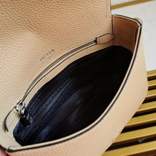 Borsa a tracolla Prada con patta granulata sabbia Replica Replica Perfette Borsa a tracolla Prada con patta granulata sabbia imitazioni