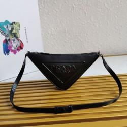 Borsa a tracolla triangolare Prada Nera Replica Replica Perfette Borsa a tracolla triangolare Prada Nera imitazioni