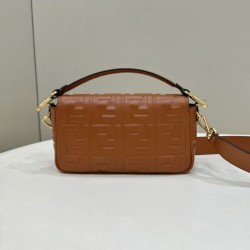 Borsa media Fendi Baguette Borsa Fendi con motivo FF Marrone Replica Replica Perfette Borsa media Fendi Baguette Borsa Fendi con motivo FF Marrone imitazioni