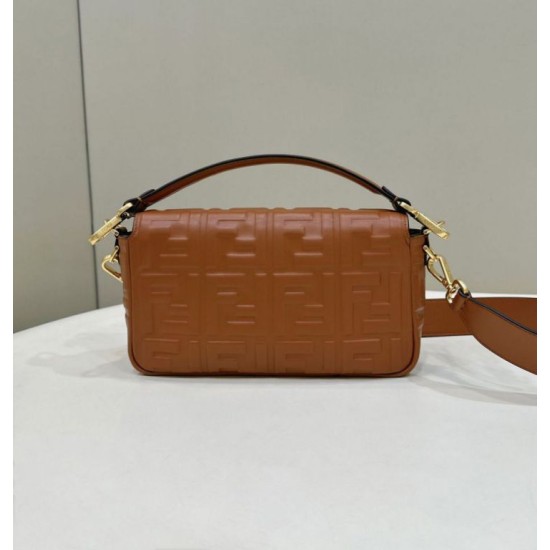 Borsa media Fendi Baguette Borsa Fendi con motivo FF Marrone Replica Replica Perfette Borsa media Fendi Baguette Borsa Fendi con motivo FF Marrone imitazioni