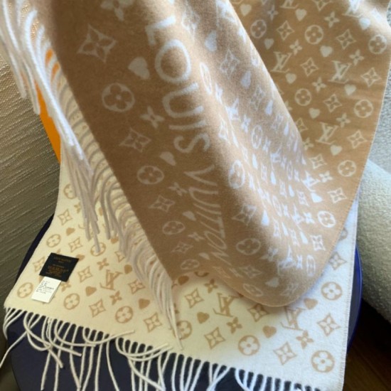 Sciarpa Louis Vuitton Game On Double-Face in cashmere Louis Vuitton M76900 Beige Replica Replica Perfette Sciarpa Louis Vuitton Game On Double-Face in cashmere Louis Vuitton M76900 Beige imitazioni