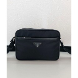 Replica Borsa a tracolla Prada in nylon 2VH048 nera Outlet Borsa a tracolla Prada in nylon 2VH048 nera imitazioni perfette
