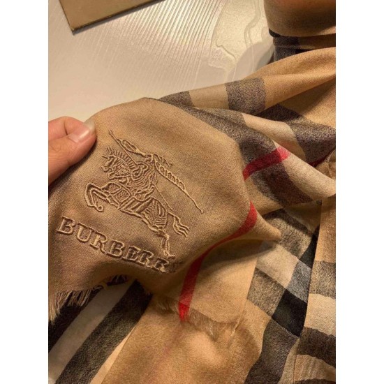 Dupe replica Dettagli perfetti Scialle Burberry Aquatic Cashmere Small Check 75 x 220 Marrone imitazioni perfette Replica Dettagli perfetti Scialle Burberry Aquatic Cashmere Small Check 75 x 220 Marrone Griffate