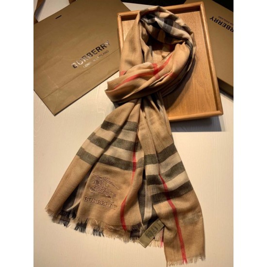 Dupe replica Dettagli perfetti Scialle Burberry Aquatic Cashmere Small Check 75 x 220 Marrone imitazioni perfette Replica Dettagli perfetti Scialle Burberry Aquatic Cashmere Small Check 75 x 220 Marrone Griffate