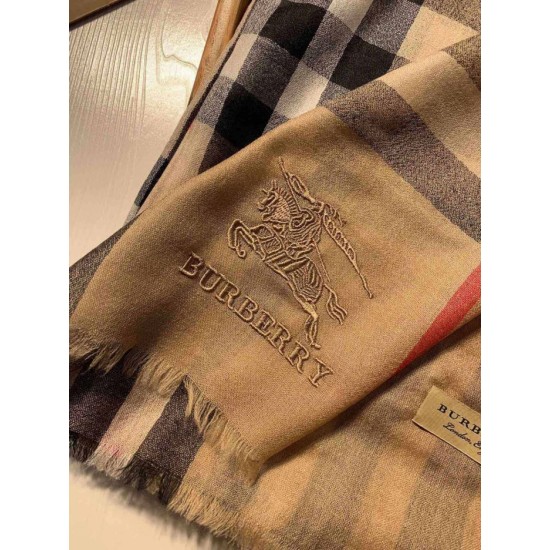 Dupe replica Dettagli perfetti Scialle Burberry Aquatic Cashmere Small Check 75 x 220 Marrone imitazioni perfette Replica Dettagli perfetti Scialle Burberry Aquatic Cashmere Small Check 75 x 220 Marrone Griffate