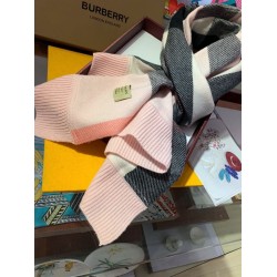 Pari Burberry scialle classico in cashmere con motivo check grande 60 x 180 rosa Pari Burberry scialle classico in cashmere con motivo check grande 60 x 180 rosa