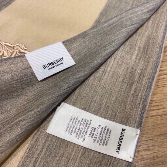 Dupe replica Sciarpa Burberry classica in cashmere con motivo tartan e ricamo cavallo 100 x 200 imitazioni perfette Replica Sciarpa Burberry classica in cashmere con motivo tartan e ricamo cavallo 100 x 200 Griffate