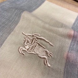 Dupe replica Sciarpa Burberry classica in cashmere con motivo tartan e ricamo cavallo 100 x 200 imitazioni perfette Replica Sciarpa Burberry classica in cashmere con motivo tartan e ricamo cavallo 100 x 200 Griffate