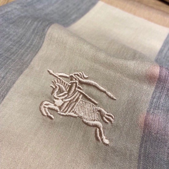 Dupe replica Sciarpa Burberry classica in cashmere con motivo tartan e ricamo cavallo 100 x 200 imitazioni perfette Replica Sciarpa Burberry classica in cashmere con motivo tartan e ricamo cavallo 100 x 200 Griffate